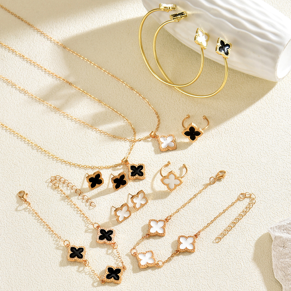 Luxury Black/White Enamel Flow - Formal Wear Jewelry For Women reseña y precio
